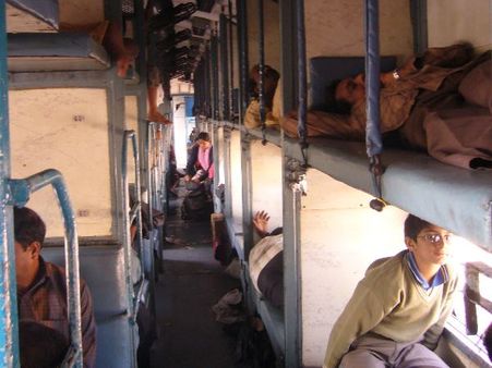 ट्रेन में सीट गिरने से हुई थी महिला की मौत, परिवार को 4.39 लाख रुपये का मुआवजा देगा रेलवे