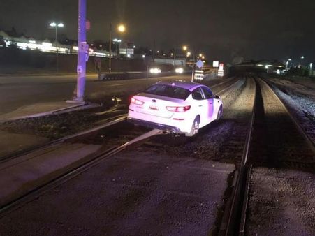 गूगल मैप ने दिया 'धोखा', GPS देखकर कार चला रही महिला रेलवे ट्रैक पर जा पहुंची