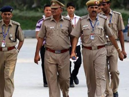 शाओमी-ओप्पो के 1200 कर्मचारियों को बिना नोटिस के निकाला, लोगों ने कंपनी के बाहर काटा जमकर हंगामा