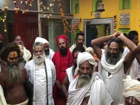 कुंभ आने से पहले ही नाराज हो गए संत, सीएम योगी के आवास पर धरना देने की धमकी
