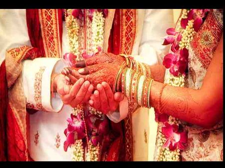 वरमाला डालने से पहले कांपने लगे दूल्हे के हाथ, दुल्हन ने ये कहकर कर दिया रिजेक्ट