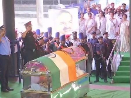 LIVE: अनंत कुमार को दिया गया राजकीय सम्मान, राजनाथ सिंह समेत कई केंद्रीय मंत्री मौजूद