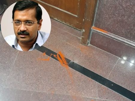 सीएम केजरीवाल पर सचिवालय में हमला, मिर्च फेंककर बोला गोली मारने आया हूं