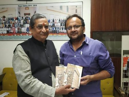 राज्यसभा सांसद आरके सिन्हा ने किया गांधीजी पर पत्रकार विवेक शुक्ला की पुस्तक का विमोचन