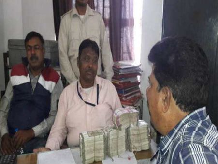 बिहार: एडीएम 6 लाख रिश्‍वत लेते गिरफ्तार, हेड क्‍लर्क की अलमारी से मिले बोरी भरकर नोट
