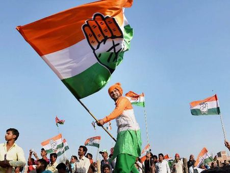 भाजपा के पूर्व CM ने कांगेस नेता से कहा, 'सरकार आपकी बन रही है'