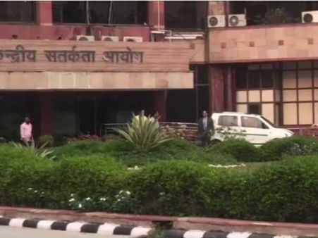 रिश्वत मामले की जांच के लिए सीवीसी से मिले सीबीआई चीफ आलोक वर्मा और विशेष निदेशक अस्थाना