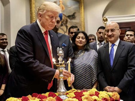 अमेरिकी राष्‍ट्रपति डोनाल्‍ड ट्रंप ने व्‍हाइट हाउस में दीया जलाकर मनाई दिवाली, भारत को बताया व्‍यापार का अच्‍छा वार्ताकार