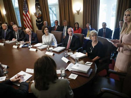 डोनाल्‍ड ट्रंप ने पर्सनल ई-मेल के प्रयोग पर किया बेटी इवांका का बचाव, कभी कही थी हिलेरी को जेल भेजने की बात