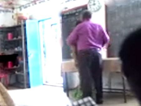 आपत्तिजनक हालत में क्लासरूम में Kiss कर रहे थे टीचर, हरकत कैमरे में कैद