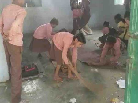 Video: स्कूल में ना फर्नीचर, ना कोई सफाई वाला, पढ़ाई से पहले बच्चे लगा रहे झाडू