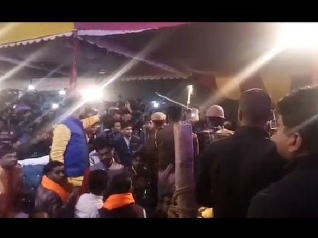 VIDEO: भोजपुरी गायक के देरी से पहुंचने पर बवाल, जान बचाकर कार्यक्रम से भागे योगी सरकार के कई मंत्री