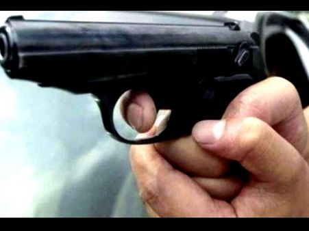 गर्लफ्रेंड-दोस्‍तों से चल रहा था मजाक, अचानक पिस्‍टल निकालकर खुद को ही मारी गोली