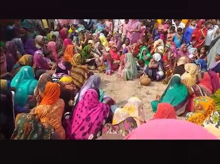 किसान की मौत पर उसी के साथ सती होने पहुंची पत्नी श्मशान, ग्रामीणों में मचा कोहराम