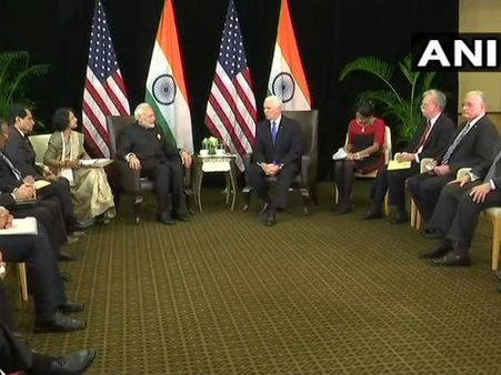 सिंगापुर में अमेरिकी उप-राष्‍ट्रपति माइक पेंस से बोले पीएम मोदी, अमेरिकी कंपनियों के पास भारत में रक्षा उपकरण तैयार करने का बड़ा मौका