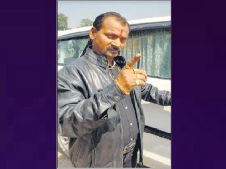 रेलवे का कर्मचारी छुट्टी लेकर करने लगा फिल्म में गुंडे का रोल, आग बबूला हुए डीआरएम