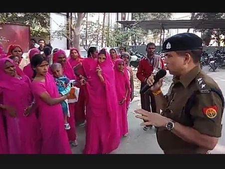 यूपी में 'गुलाबी गैंग' ने किया थाने का घेराव, कमांडर SP से बोलीं- मारपीट करने वाले पकड़कर हमें न्याय दो