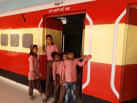 PHOTOS: सामने आया यूपी का सबसे अनोखा स्कूल, शाही ट्रेन जैसे परिसर में पढ़ते हैं यहां के बच्चे