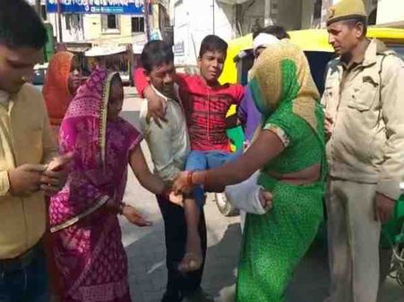 यूपी: क्लास में लंच करने पर गुस्साए स्कूल चपरासी ने तोड़ी छात्र के पैर की हड्डी, वीडियो