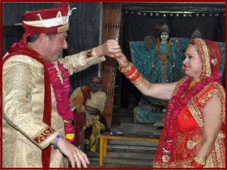 भारत आकर स्पेनिश जोड़े ने हिंदू रीति-रिवाज से की शादी, 52 की दुल्हन तो 54 का दूल्हा