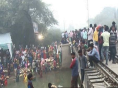 नहीं लिया अमृतसर हादसे से सबक, पंजाब में रेलवे ट्रैक पर मनाई छठ पूजा