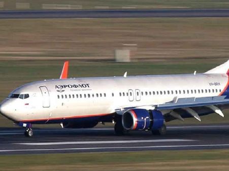 टेकऑफ कर रहे विमान की टक्कर से युवक की मौत