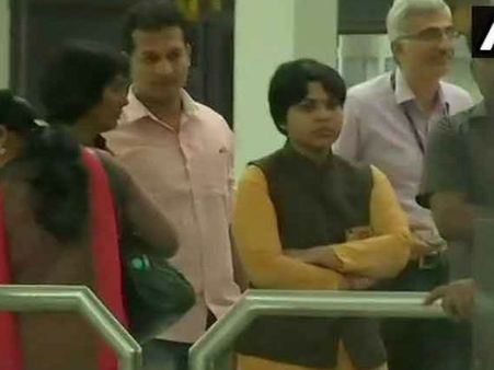 सबरीमाला: कोच्चि पहुंचीं तृप्ति देसाई को एयरपोर्ट पर रोका, प्रदर्शनकारियों ने कहा-लाश पर से गुजरना होगा