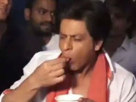 गले में गमछा डाले, सड़क किनारे गोलगप्पे खाते दिखे शाहरुख खान, Video वायरल