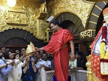 परिवार संग शिरडी पहुंचीं शिल्पा शेट्टी, साई बाबा को चढ़ाया सोने का मुकुट, कीमत हैरान करने वाली, देखें Video