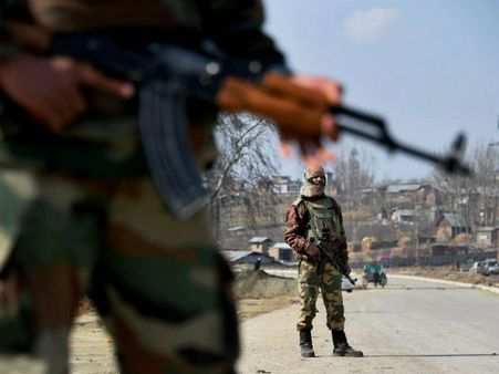 जम्‍मू कश्‍मीर के शोपियां में आतंकियों ने पूर्व एसपीओ की हत्‍या की, पिछले हफ्ते तीन लोगों की हुई हत्‍या