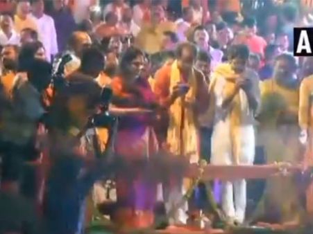 अयोध्या: उद्धव ठाकरे ने बेटे और पत्नी के साथ सरयू तट पर की पूजा, वीडियो