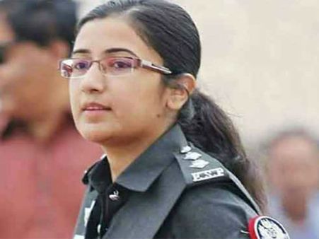 मिलिए उस बहादुर महिला पुलिस ऑफिसर सुहाई अजीज से, जिसने कराची में बचाई चीनी अफसरों की जान