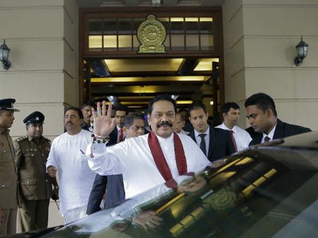 श्रीलंका में राजनीतिक संकट गहराया, संसद ने राजपक्षे के खिलाफ पास किया अविश्‍वास प्रस्‍ताव