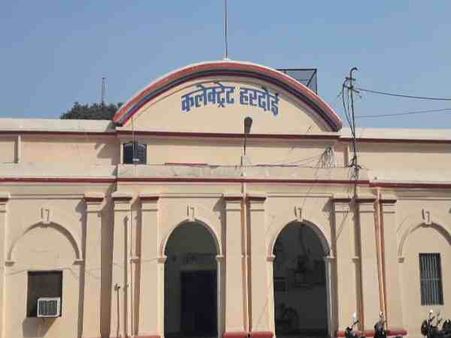 यूपी: विक्षिप्त महिला ने कलेक्ट्रेट परिसर में बच्चे को दिया जन्म, घंटों तक एंबुलेंस का नहीं था पता