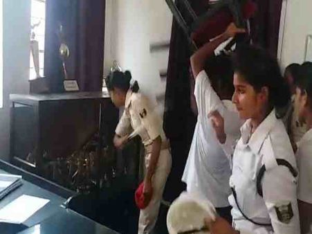 बिहार: महिला सिपाही की मौत से गुस्साए पुलिसकर्मियों ने मचाया कोहराम, अफसरों को मार-पीट कर भगाया