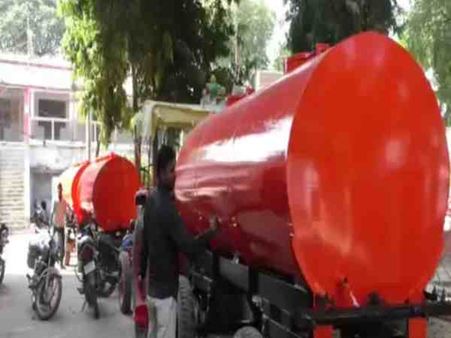 यूपी: योगी आदित्यनाथ को खुश करने की होड़ में लगे अफसर, अब पानी टैंकर को किया भगवा