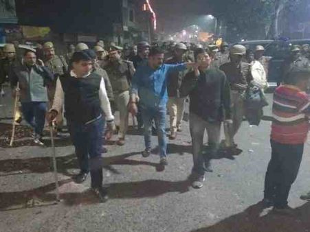 यूपी: युवती से छेड़छाड़ के बाद दो गुट आपस में भिडे़, जमकर हुई फायरिग, इलाके में तनाव