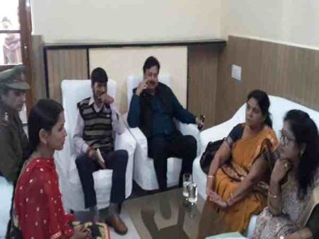 यूपी: पत्नी ने महिला आयोग की सदस्या के सामने लगाई गुहार, कहा- मुझे मुजरिमों की तरह मारता है मेरा पति