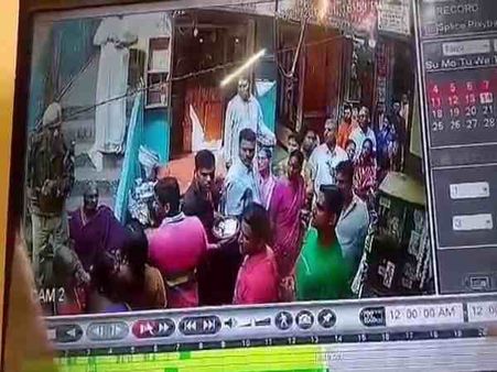 काशी विश्वनाथ परिसर में तैनात पीएससी के जवान ने दुकानदार पर तानी राइफल, सीसीटीवी में कैद हुई घटना