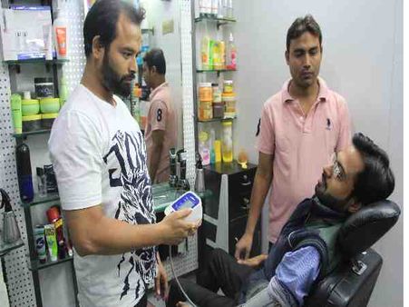 यूपी के इस सैलून में आने वाले ग्राहकों का मुफ्त में जाना जा रहा है सेहत का हाल