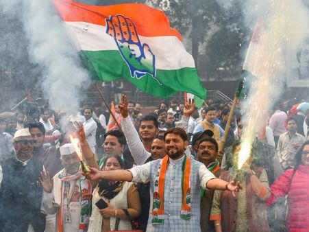 VIDEO: छत्तीसगढ़ में बड़ी जीत के बाद कांग्रेस ऑफिस के बाहर जश्न का माहौल, बीजेपी दफ्तर में पसरा सन्नाटा