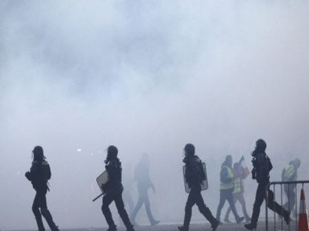 सरकार विरोध दंगों से फ्रांस में बनी आपातकाल की स्थिति, राष्ट्रपति ने बुलाई सिक्योरिटी मीटिंग