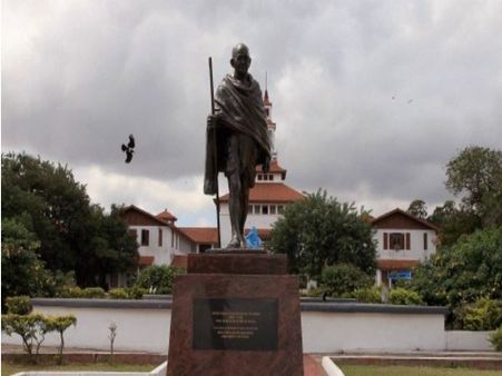 क्यों घाना की यूनिवर्सिटी से गांधी की प्रतिमा को हटाया गया?