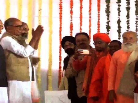 कमलनाथ के शपथ ग्रहण समारोह में जब संतों ने दिग्विजय पर बरसाए फूल