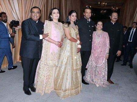 ईशा अंबानी-आनंद पीरामल ने दिया भव्य रिसेप्शन, राजनीति-बॉलीवुड और खेल जगत के दिग्गज पहुंचे