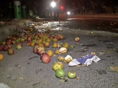 द्वारका: तेज रफ्तार मर्सिडीज ने फलवालों को मारी टक्कर, एक की मौत