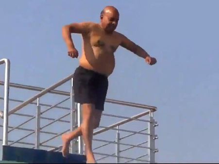 VIDEO: मोदी के मंत्री ने 70 साल की उम्र में 20 फीट की ऊंचाई से लगाई पानी में छलांग