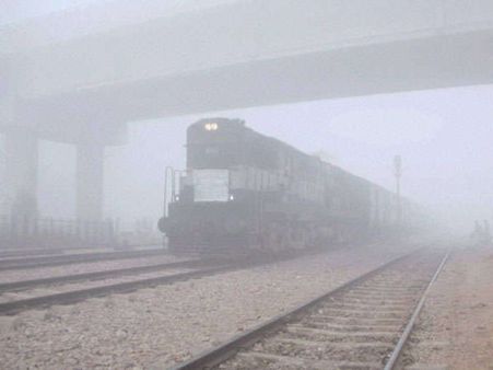 कोहरे की वजह से 9 ट्रेनें लेट, यात्रियों को हो रही है काफी परेशानी