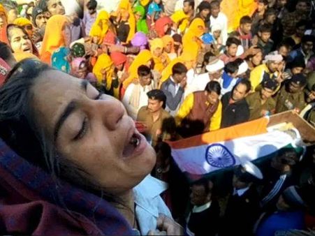 इंडियन नेवी के जवान अजीत सिंह का शव पहुंचा तो रो पड़ा पूरा गांव