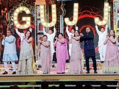 बेटी ईशा के संगीत समारोह में जमकर नाचे मुकेश और अनिल अंबानी, Video हुआ वायरल